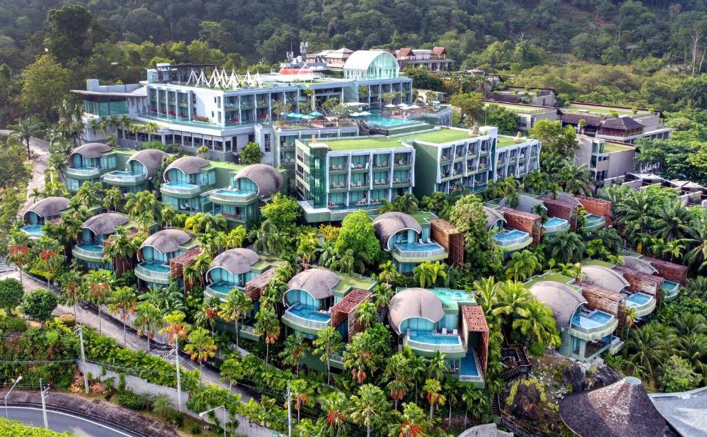 CREST RESORT & POOL VILLAS
