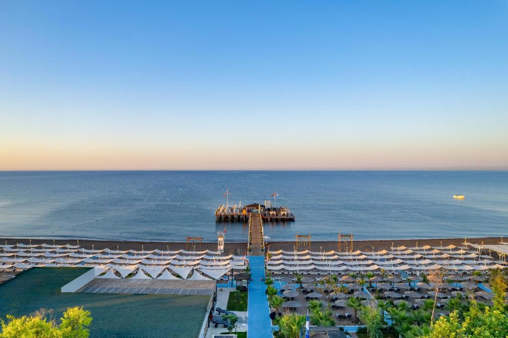 DELPHIN IMPERIAL LARA