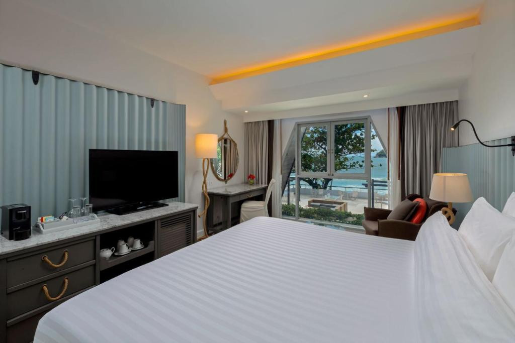 THE BOATHOUSE PHUKET