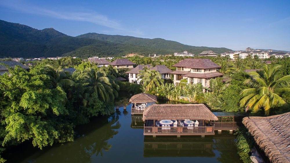 YALONG BAY VILLAS & SPA