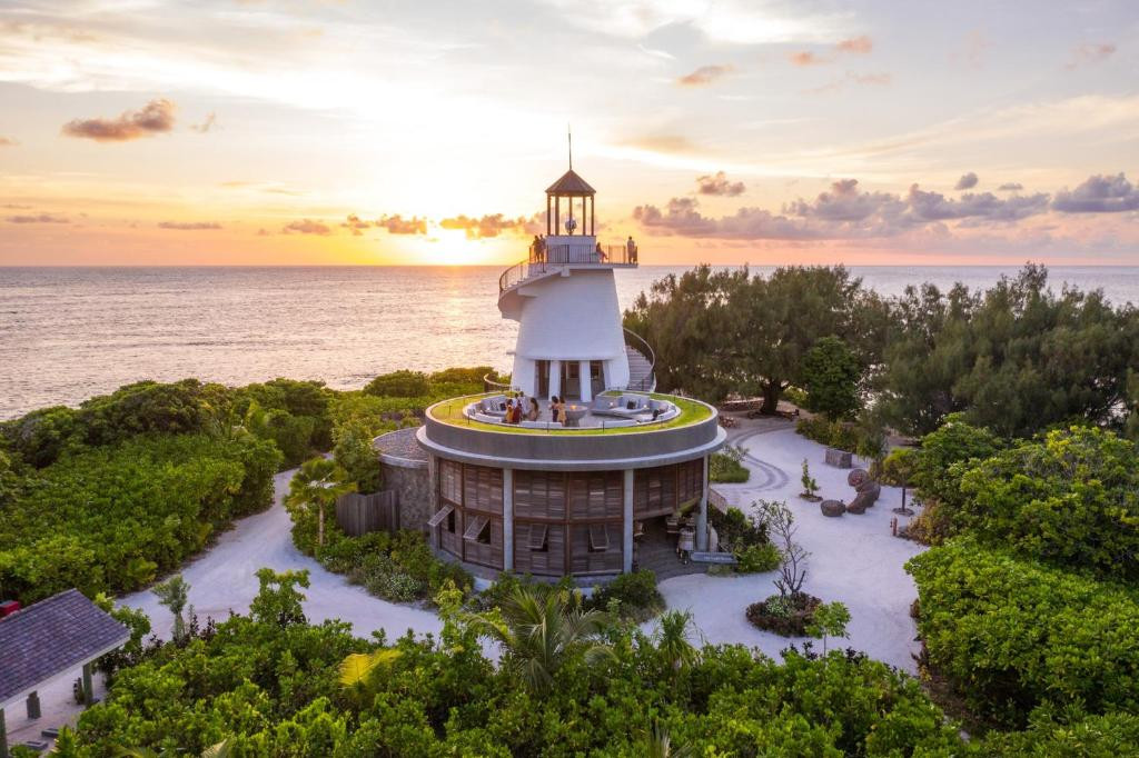 FOUR SEASONS RESORT SEYCHELLES AT DESROCHES ISLAND