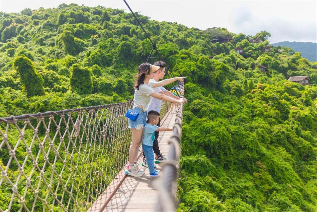 YALONG BAY EARTHLY PARADISE BIRDS NEST RESORT