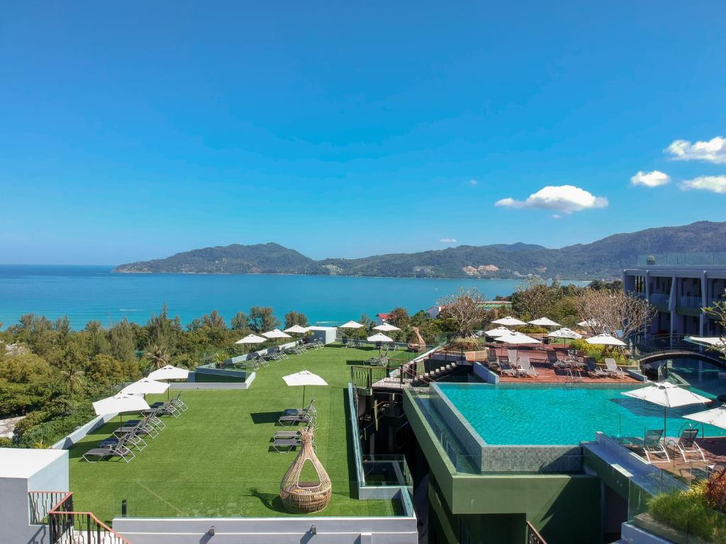 CREST RESORT & POOL VILLAS