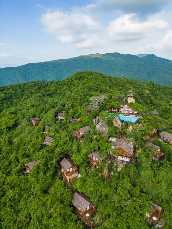 YALONG BAY EARTHLY PARADISE BIRDS NEST RESORT