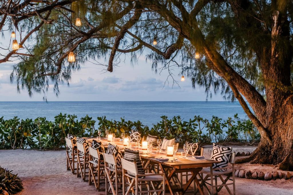 FOUR SEASONS RESORT SEYCHELLES AT DESROCHES ISLAND