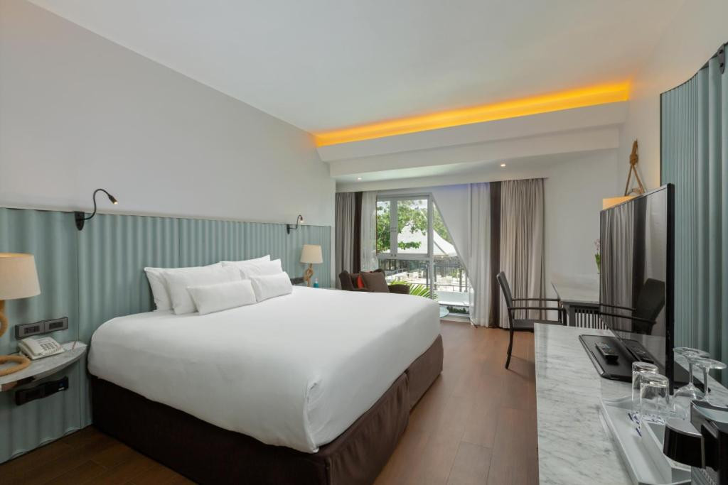 THE BOATHOUSE PHUKET