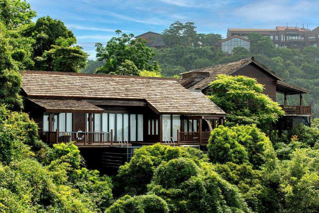 YALONG BAY EARTHLY PARADISE BIRDS NEST RESORT